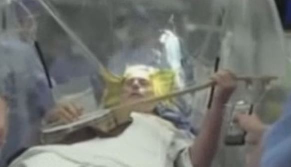 BINTEO – Έπαιζε κιθάρα ενώ τον χειρουργούσαν