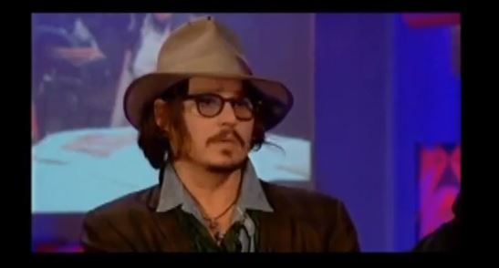 O Depp προσέλαβε… δύο άστεγους