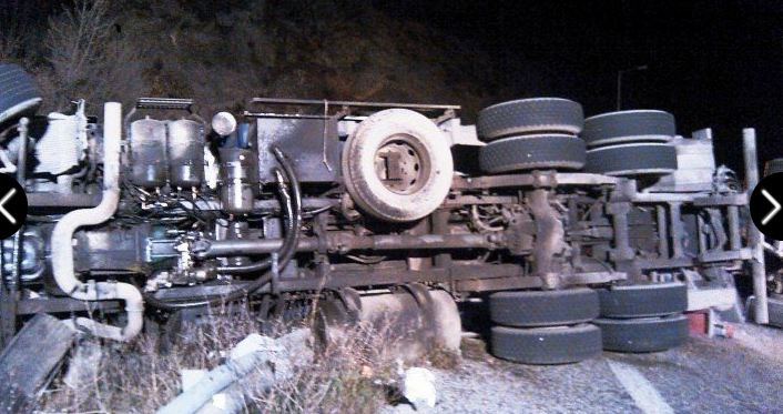 Ανατροπή φορτηγού στην Κακιά Σκάλα