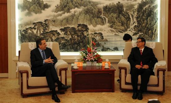 Έπεσαν οι πρώτες υπογραφές για επενδύσεις