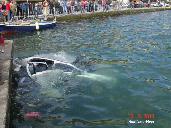 ΦΩΤΟ-Αυτοκίνητο έπεσε στη θάλασσα