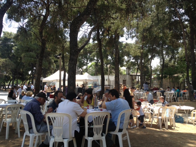 ΒΙΝΤΕΟ-Πασχαλινό γεύμα για τους άπορους στη Θεσσαλονίκη