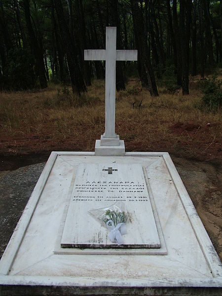 Εκταφή των οστών της τ. βασίλισσας Αλεξάνδρας