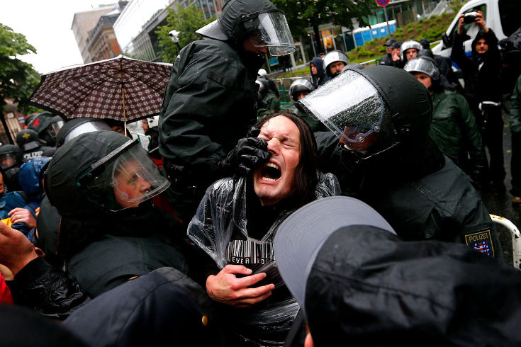 ΦΩΤΟ-Επεισόδια έξω από την ΕΚΤ
