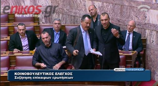 ΒΙΝΤΕΟ-Η αποβολή Ηλιόπουλου και τα “χάιλ Χίτλερ”
