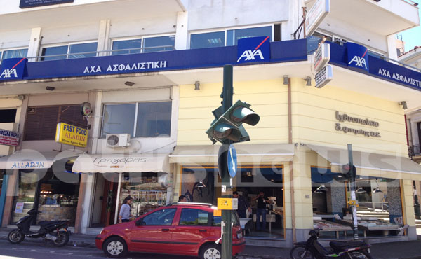 ΦΩΤΟ-Κίνδυνος από σπασμένο φανάρι