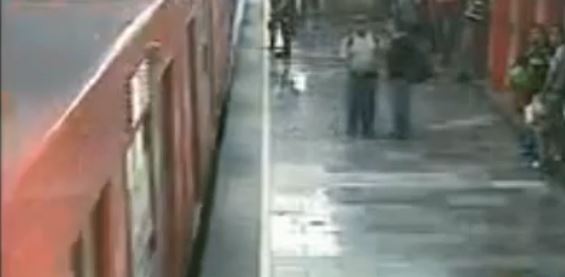 ΒΙΝΤΕΟ-Έπεσε με το μωρό της στις γραμμές