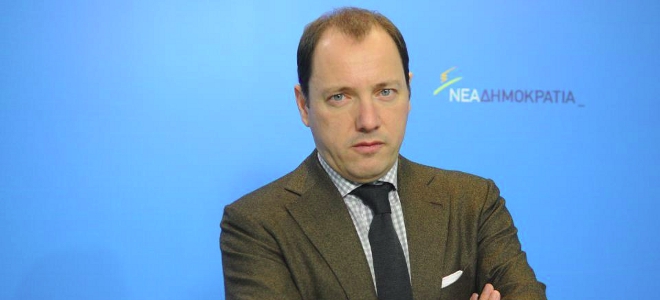 ΦΩΤΟ-Ο Ψυχάρης στολίζει τον Επιτάφιο