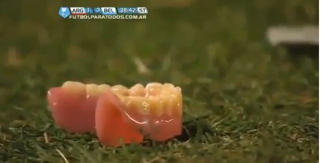 ΒΙΝΤΕΟ-Πέταξε τη μασέλα του στον προπονητή