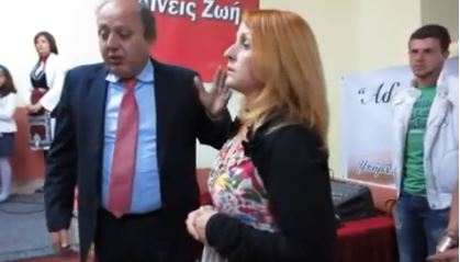 ΒΙΝΤΕΟ-Αρνήθηκε να πάρει βραβείο από βουλευτή