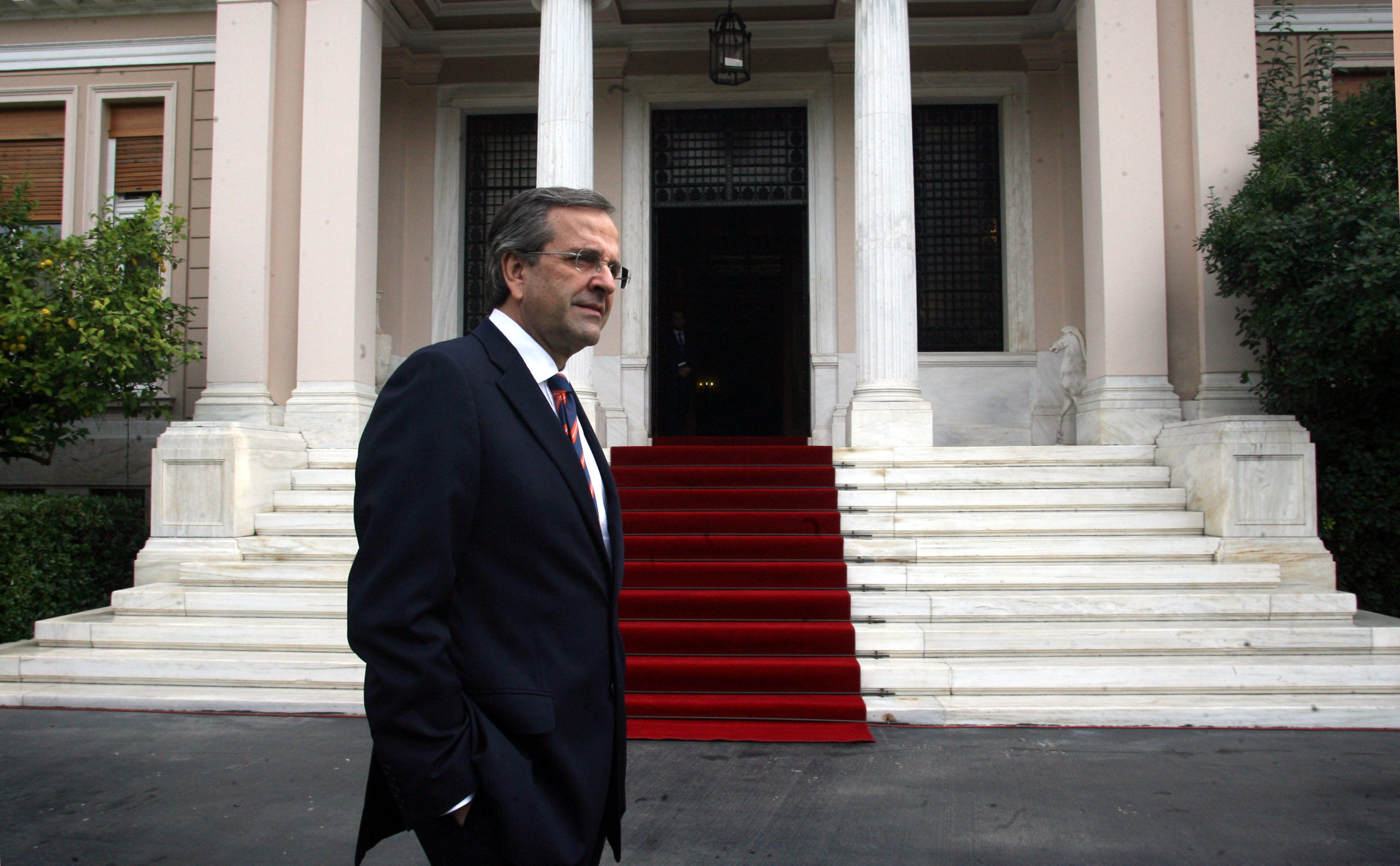 Κέρασε σοκολατάκια ο Σαμαράς