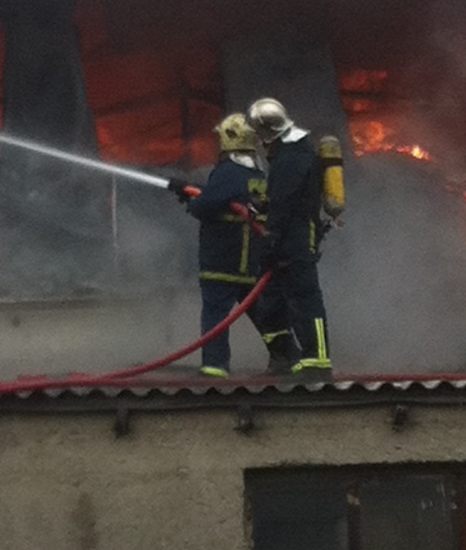 ΤΩΡΑ-Φωτιά σε εργοστάσιο στον Ασπρόπυργο