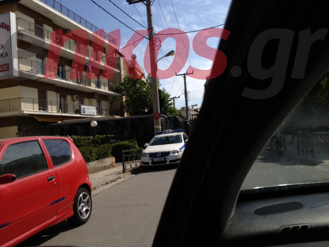 ΦΩΤΟ-Κλούβες έξω από το Α.Τ. Αγίας Παρασκευής