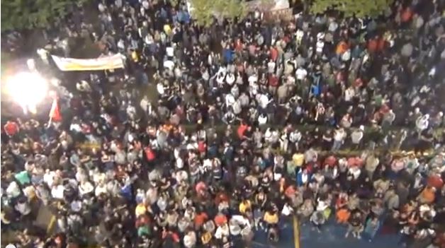 ΒΙΝΤΕΟ-Τραγουδούν στο προαύλιο της ΕΡΤ