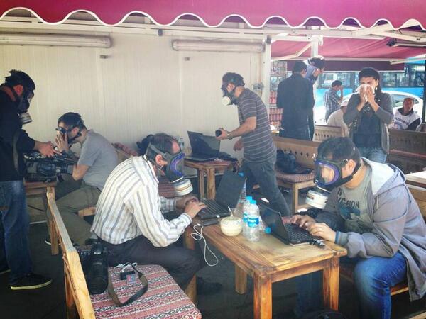 ΦΩΤΟ-Έτσι δουλεύουν οι Τούρκοι δημοσιογράφοι