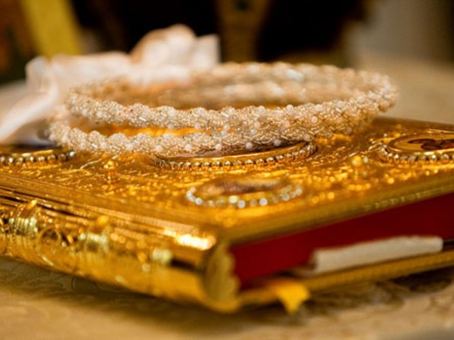 Ιερέας παράτησε τον γάμο κι έφυγε