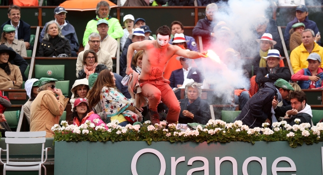 ΒΙΝΤΕΟ-Διαμαρτυρία με καπνογόνο στο Ρολάν Γκαρός