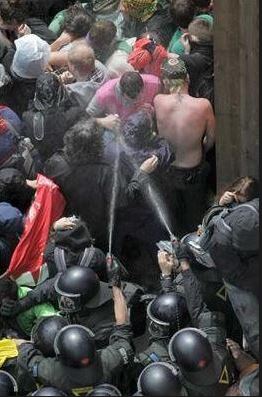 ΤΩΡΑ-Φρανκφούρτη: Σπρέι πιπεριού στους διαδηλωτές