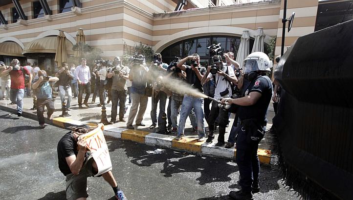 Τώρα-Νερό και δακρυγόνα στην πλατεία Ταξίμ