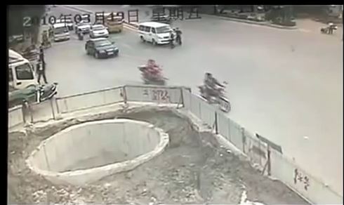 BINTEO- Οδηγός μηχανής προκαλεί 5 ατυχήματα