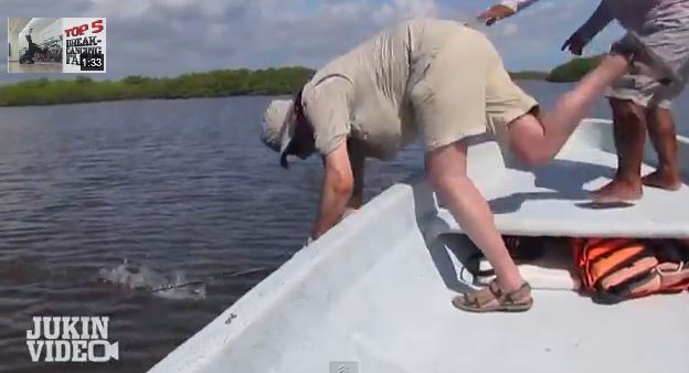 ΒΙΝΤΕΟ-Το ψάρι τον έριξε στη λίμνη