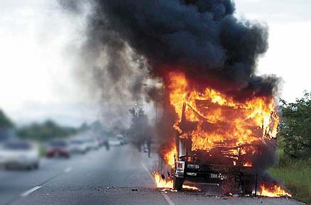 Στις φλόγες φορτηγό στην Ιονία Οδό