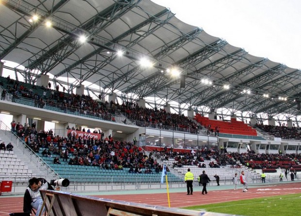 ΤΩΡΑ-Προσαγωγές και συλλήψεις οπαδών στο Βόλο