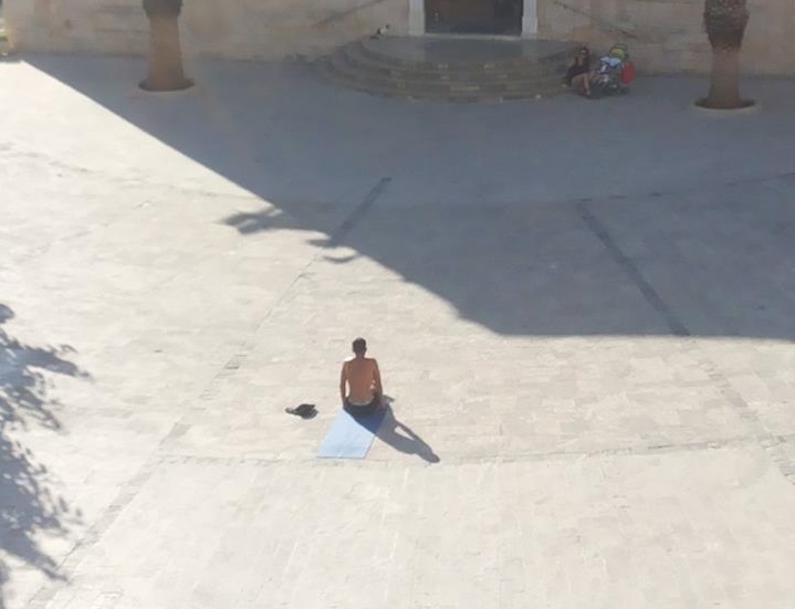 Διαλογισμός στη μέση της πλατείας