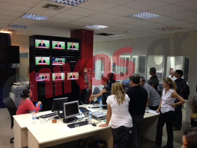 ΦΩΤΟ- Οι εργαζόμενοι της ΕΡΤ παρακολουθούν τις δηλώσεις Βενιζέλου