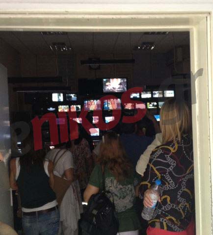 ΦΩΤΟ-Χαμός στο control της ΕΡΤ