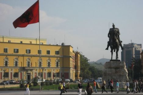 Αλβανία-Επίθεση με σιδερολοστούς σε βουλευτή