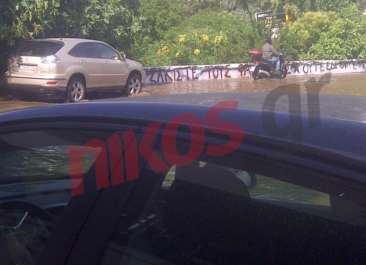 ΦΩΤΟ – Πλημμύρισε το γεφυράκι των Μελισσίων