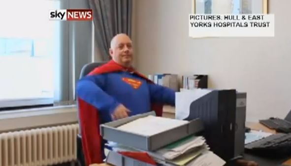 ΒΙΝΤΕΟ-Διευθυντής νοσοκομείου ντύνεται Σούπερμαν