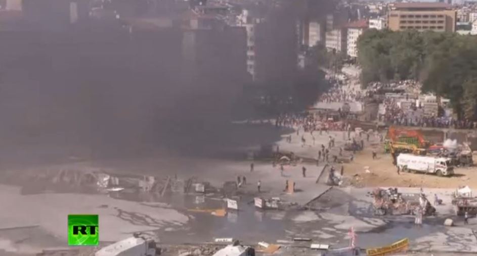 LIVE: Πεδίο μάχης η πλατεία Ταξίμ