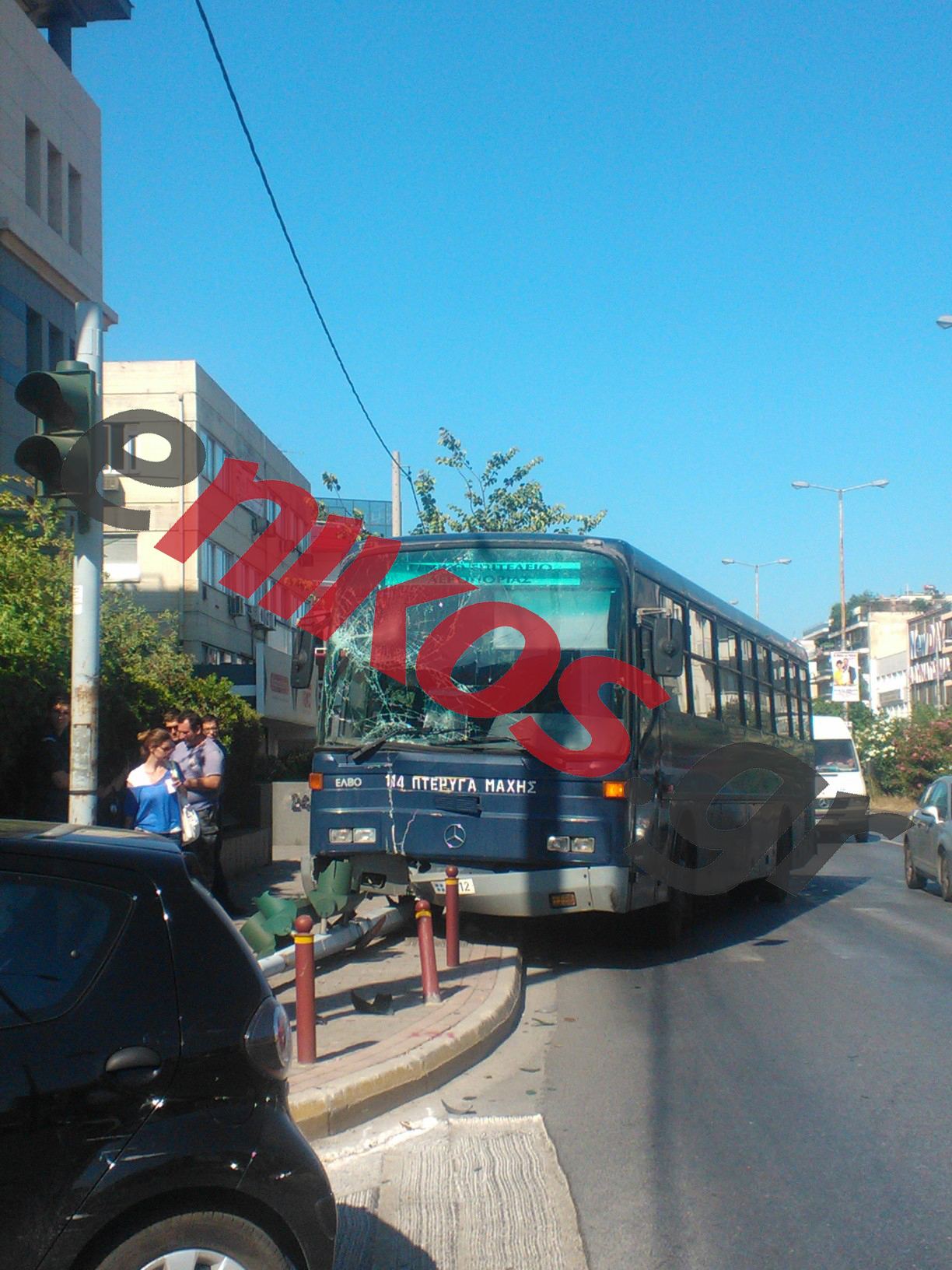 ΦΩΤΟ-Τροχαίο με στρατιωτικό λεωφορείο