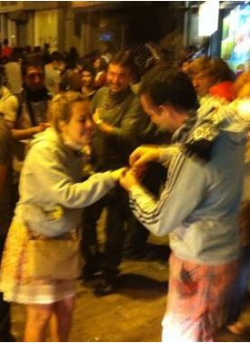 ΦΩΤΟ – Πρόταση γάμου εν μέσω διαδηλώσεων