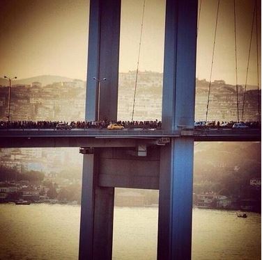 ΦΩΤΟ – Διασχίζουν τη γέφυρα του Βοσπόρου