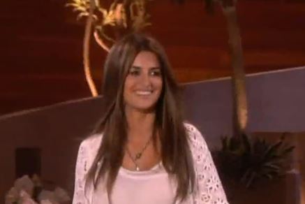 Μια 40αρα στο πλευρό του James Bond