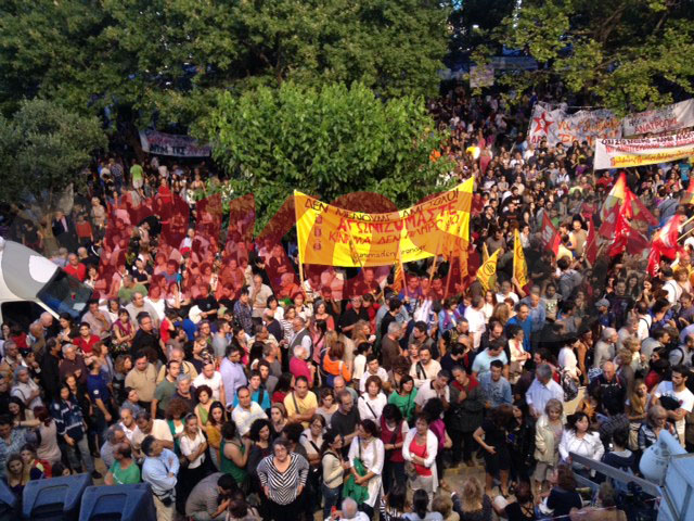 ΦΩΤΟ-Πυκνώνει ο κόσμος στην ΕΡΤ