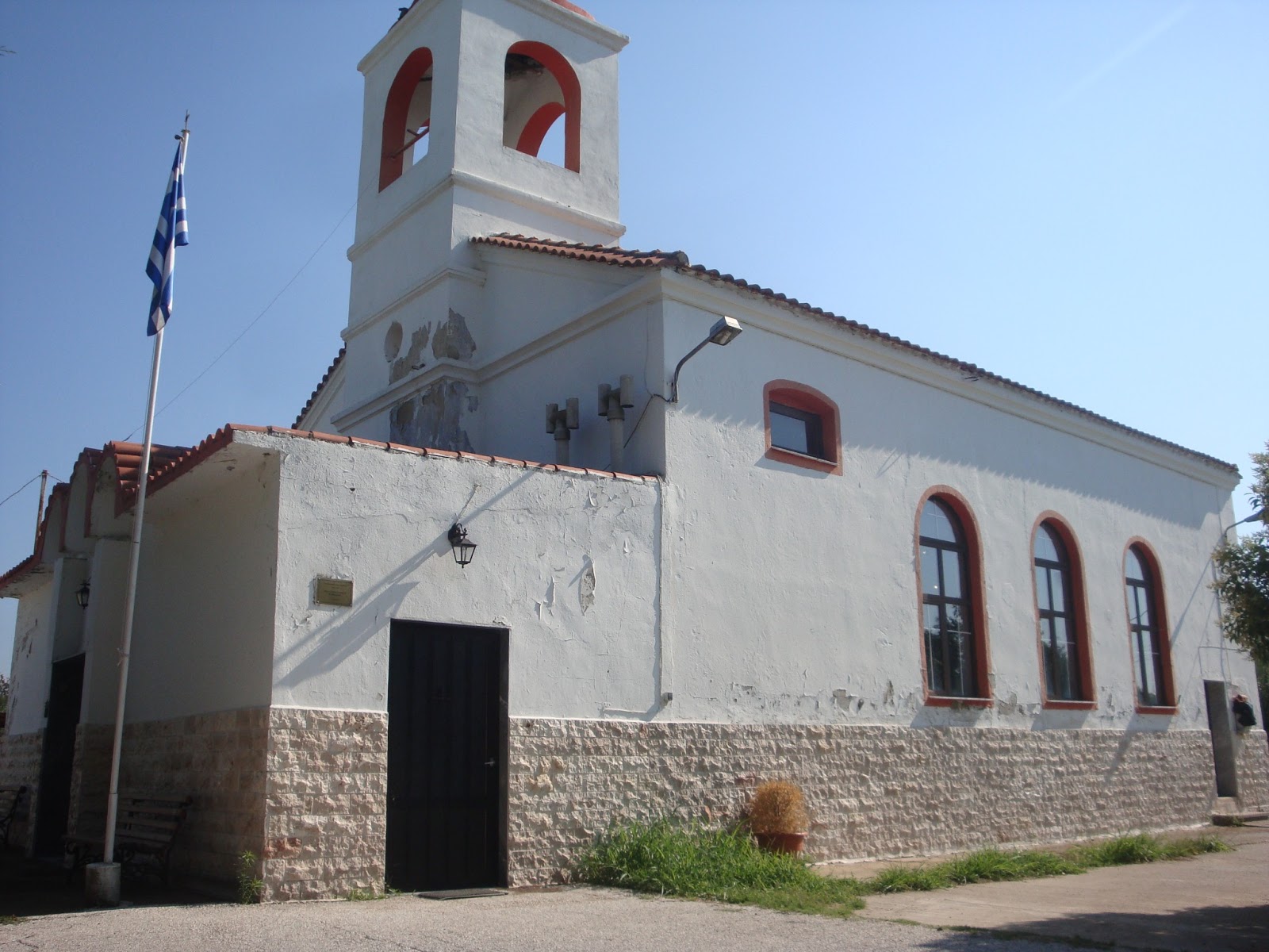 Έκλεψαν τάματα από εκκλησία