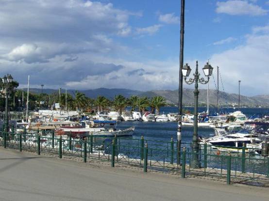 Έπεσε ΙΧ στο λιμάνι της Νέας Μάκρης