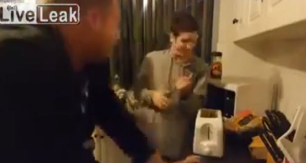 ΒΙΝΤΕΟ-Ποτέ μαχαίρι στη φρυγανιέρα