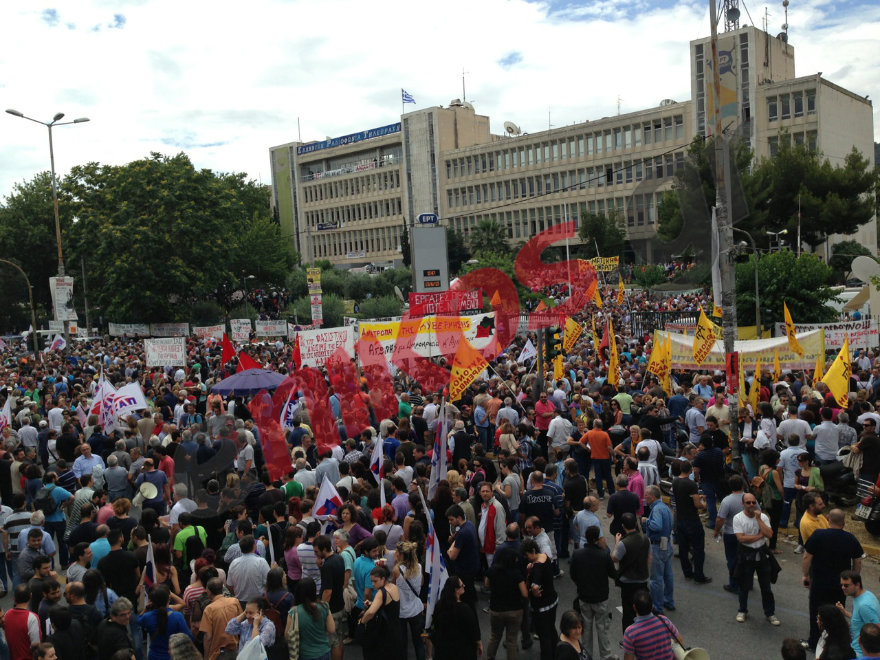 Κοσμοσυρροή έξω από την ΕΡΤ