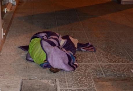 ΦΩΤΟ-Άστεγος στο κέντρο της Πάτρας