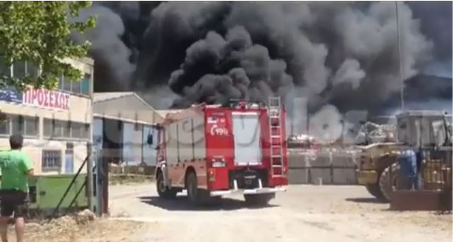 ΒΙΝΤΕΟ-Στάχτη εργοστάσιο στο Βόλο