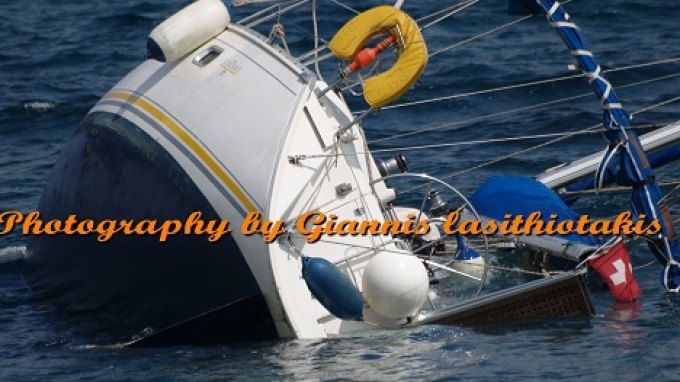 Ιστιοπλοϊκό έπεσε στα βράχια