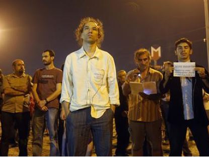 ΦΩΤΟ – Συνέλαβαν τον “ακίνητο” άντρα στην Ταξίμ