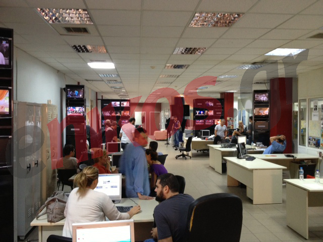 ΦΩΤΟ-“Ζωντανή” η αίθουσα σύνταξης της ΕΡΤ