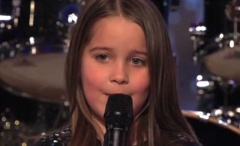 Εξάχρονη τραγουδά black metal