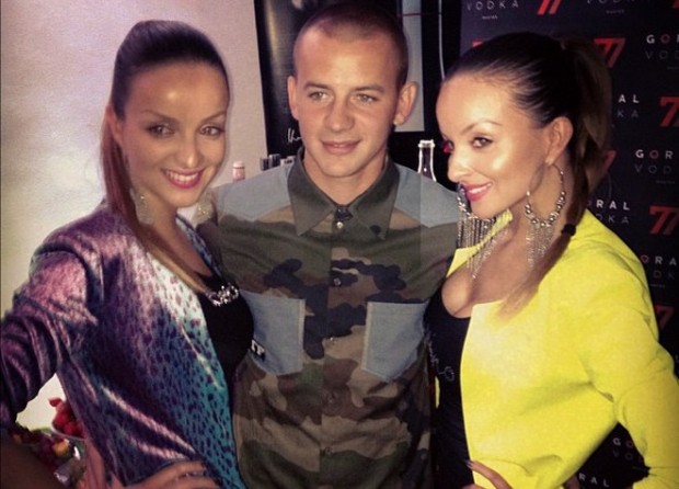 ΦΩΤΟ- Λατρεύει τη μόδα και τα σκυλάκια